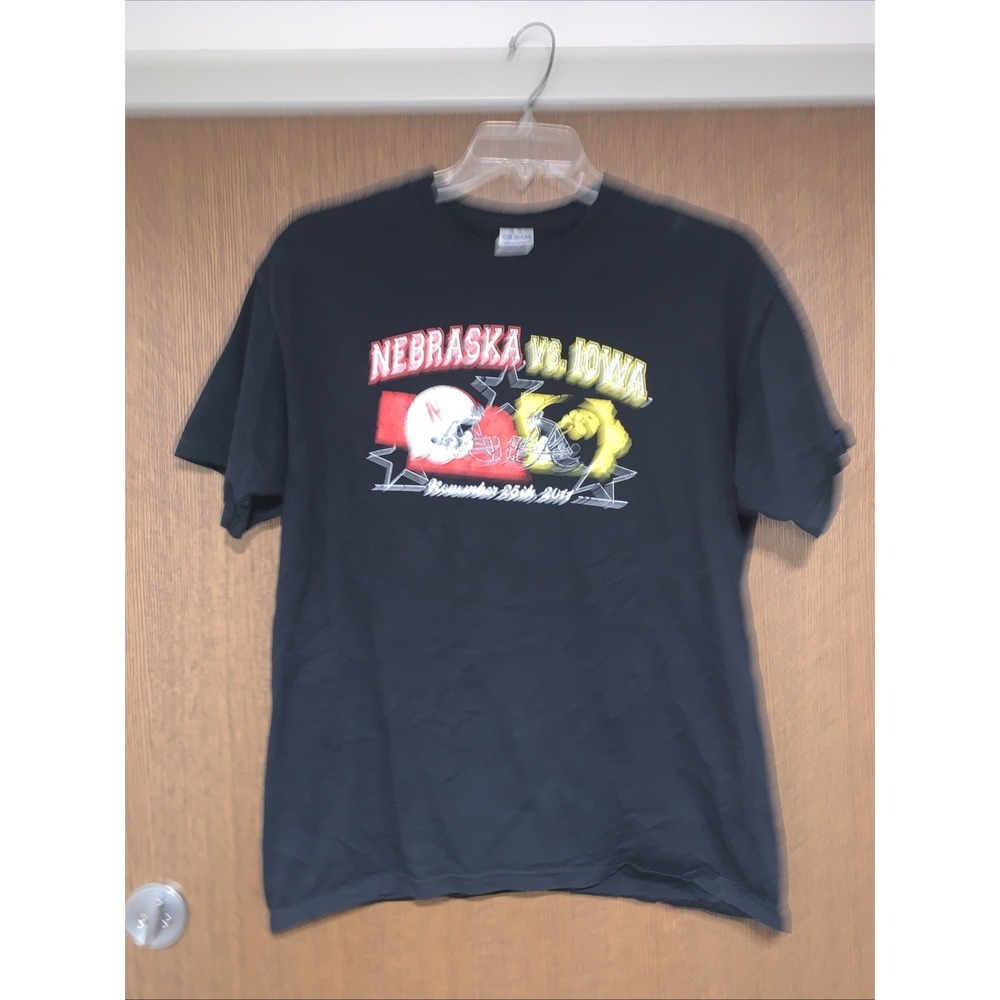 Nebraska Cornhuskers versus Iowa Hawkeyes 2011 graphic T-shirt size large Men's